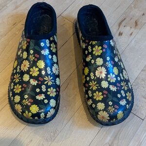 Floral Garden Clogs with Multicolor Design